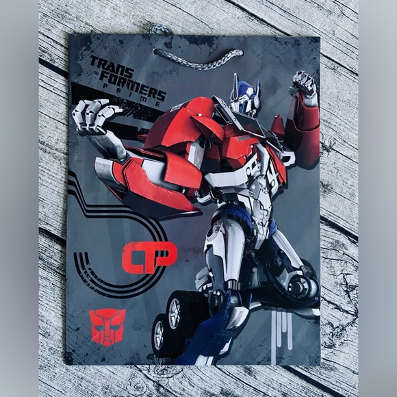 NEW. Bundle of 7 kids birthday gift bags. Assorted designs and sizes. - Picture 5 of 10